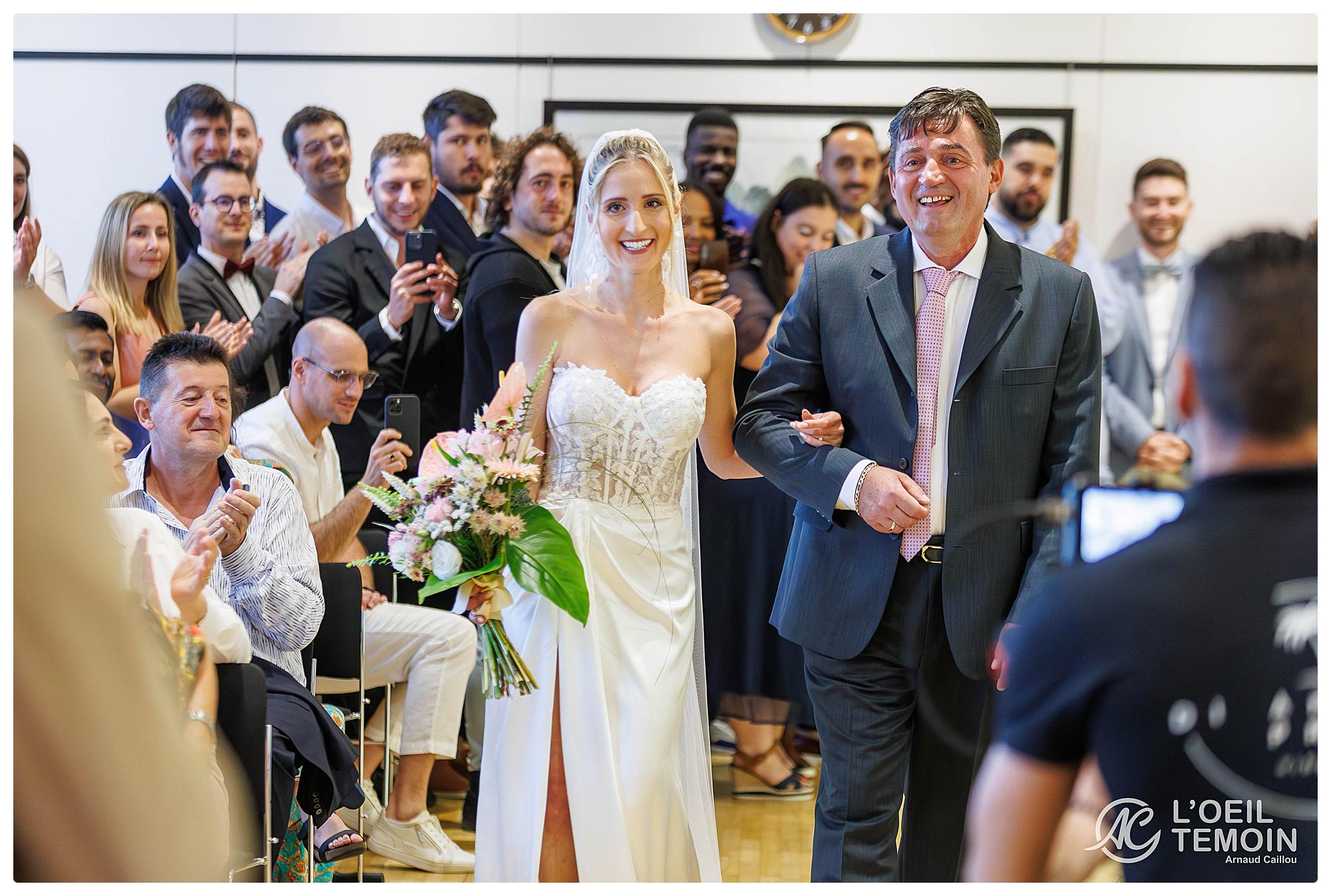 Mariage civil à Annecy-le-Vieux - arrivée de la mariée devant le maire